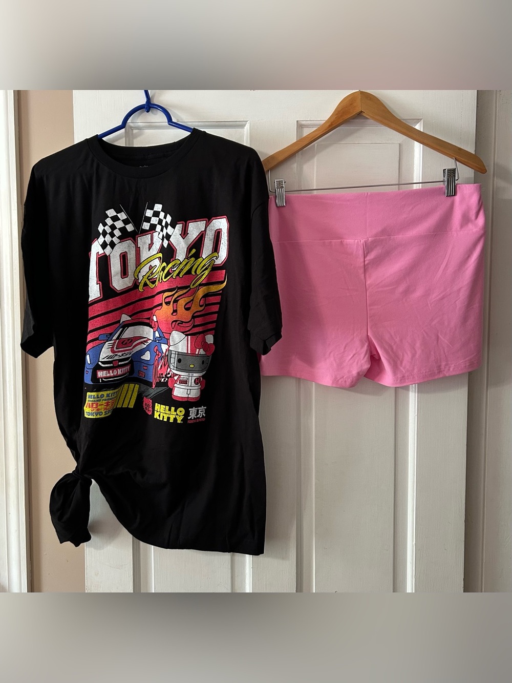 Women’s No Boundaries Shortie Shorts w/ Hello Kitty Shirt XL/XXL